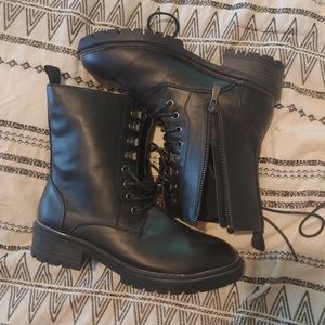 Never worn Torrid boots size 7